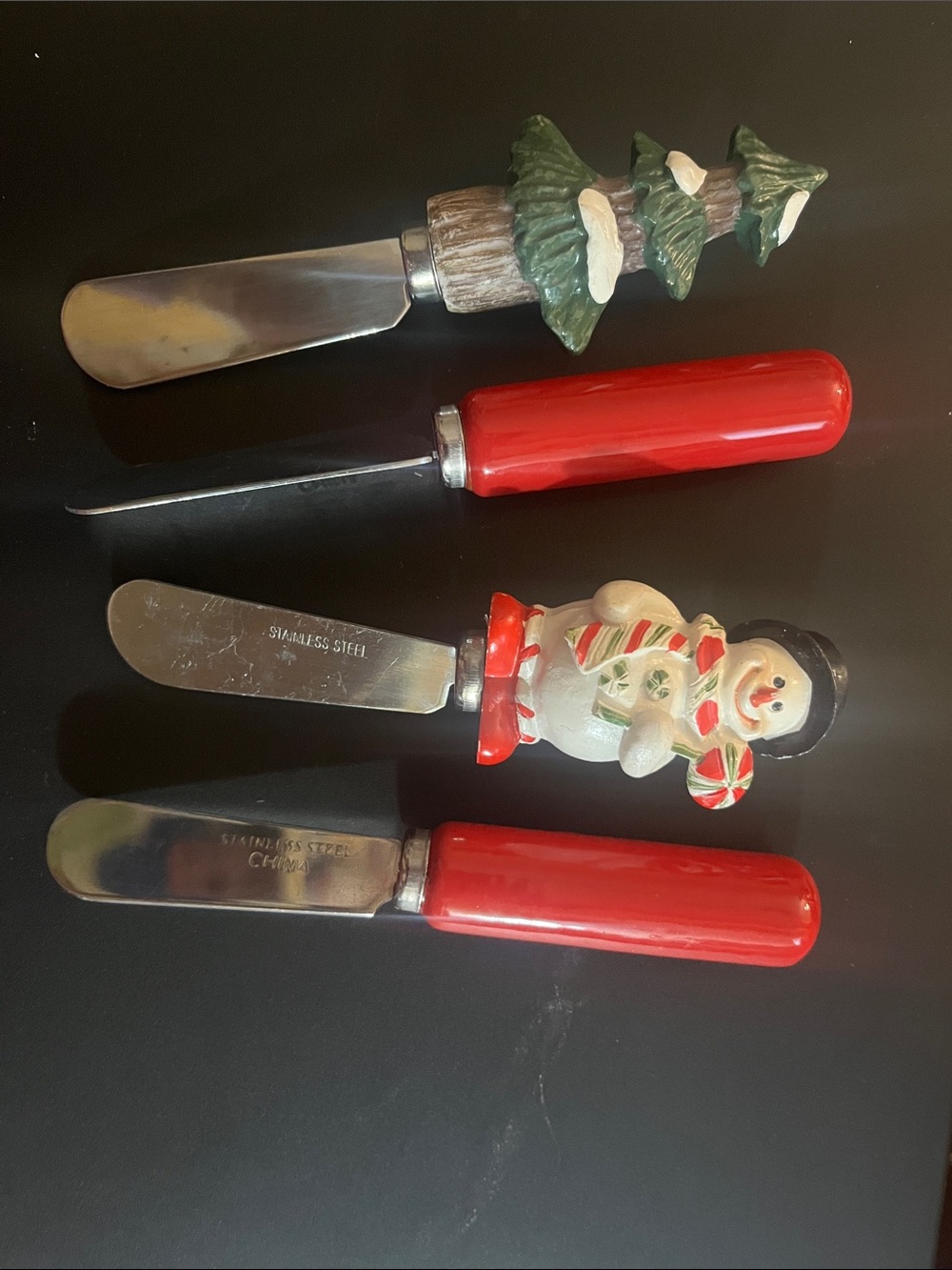 Festive Red Ceramic Handle Holiday Cheese Spreaders (Set of 4) 551